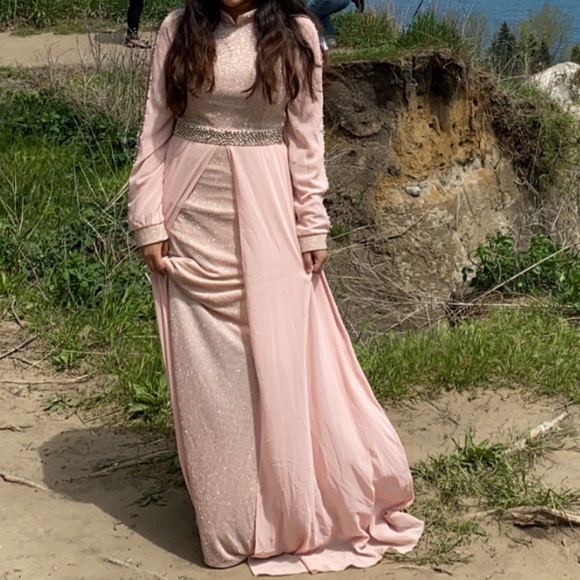 Selling this party dress! Only worn 1 time! - Picture 1 of 2